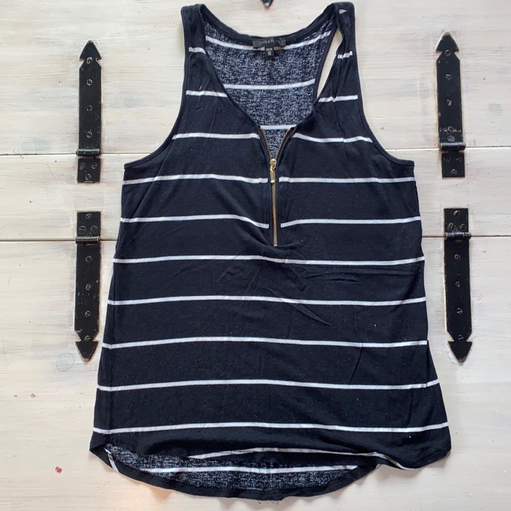 2/$20🧨 DYNAMITE TOP || SIZE XS (more like small).